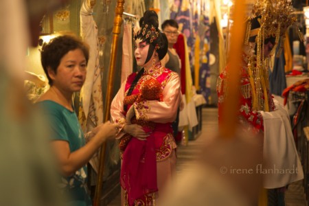 female lead chan wing yee waiting to walk past the hu-du-men stage door | 2016